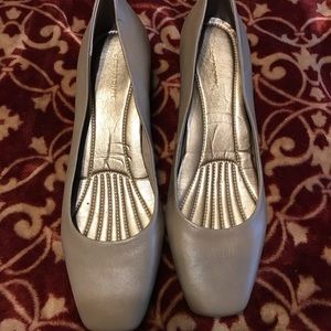 Beautiful NEW Taupe Easy Spirit Pumps